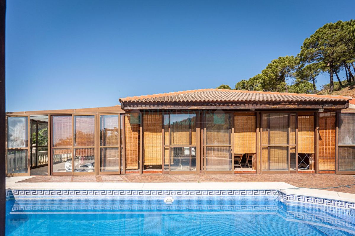 Finca for sale in Estepona