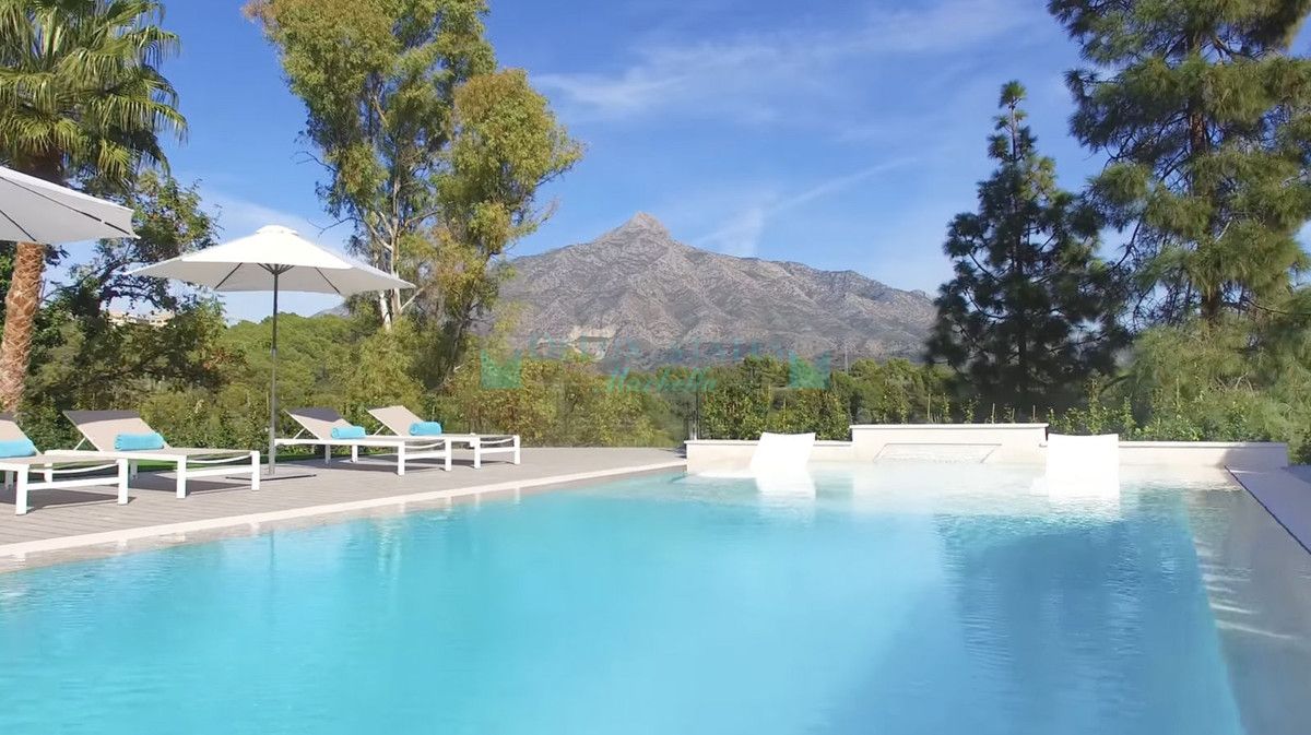 Villa for sale in Aloha, Nueva Andalucia