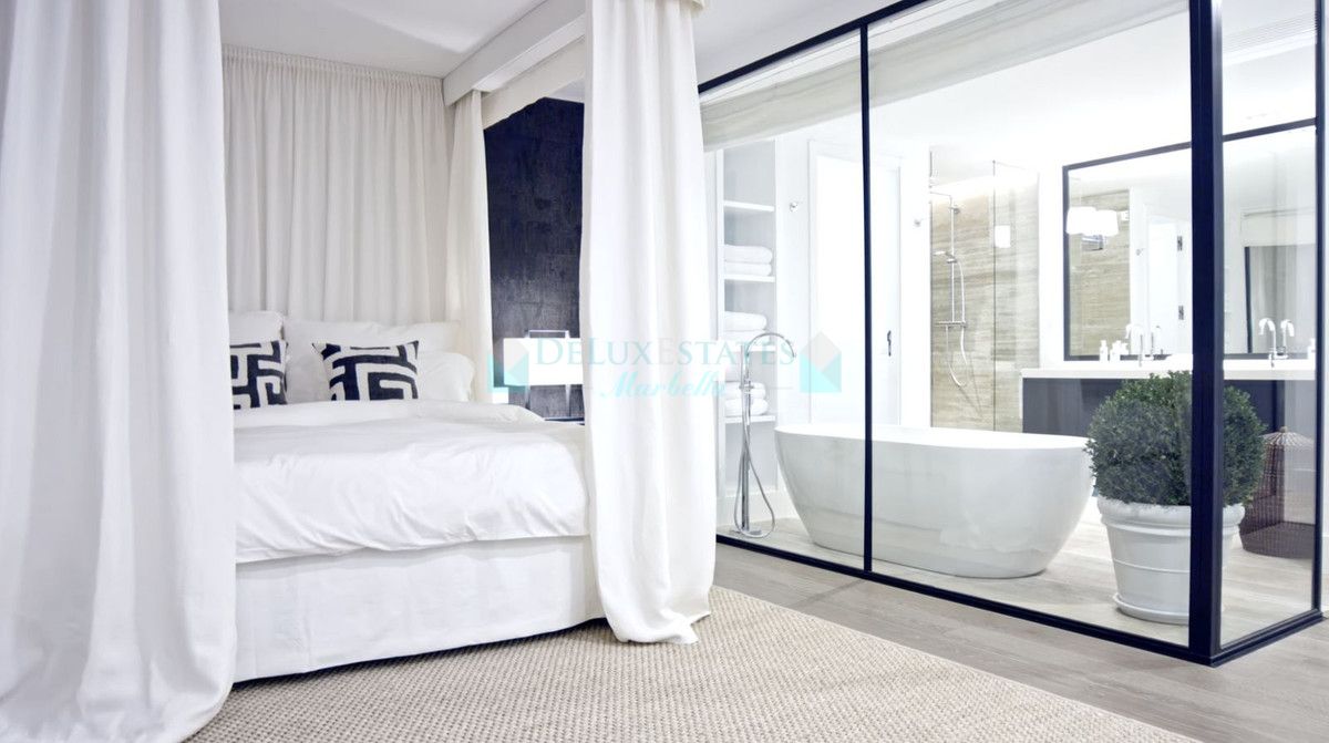 Villa for sale in Aloha, Nueva Andalucia