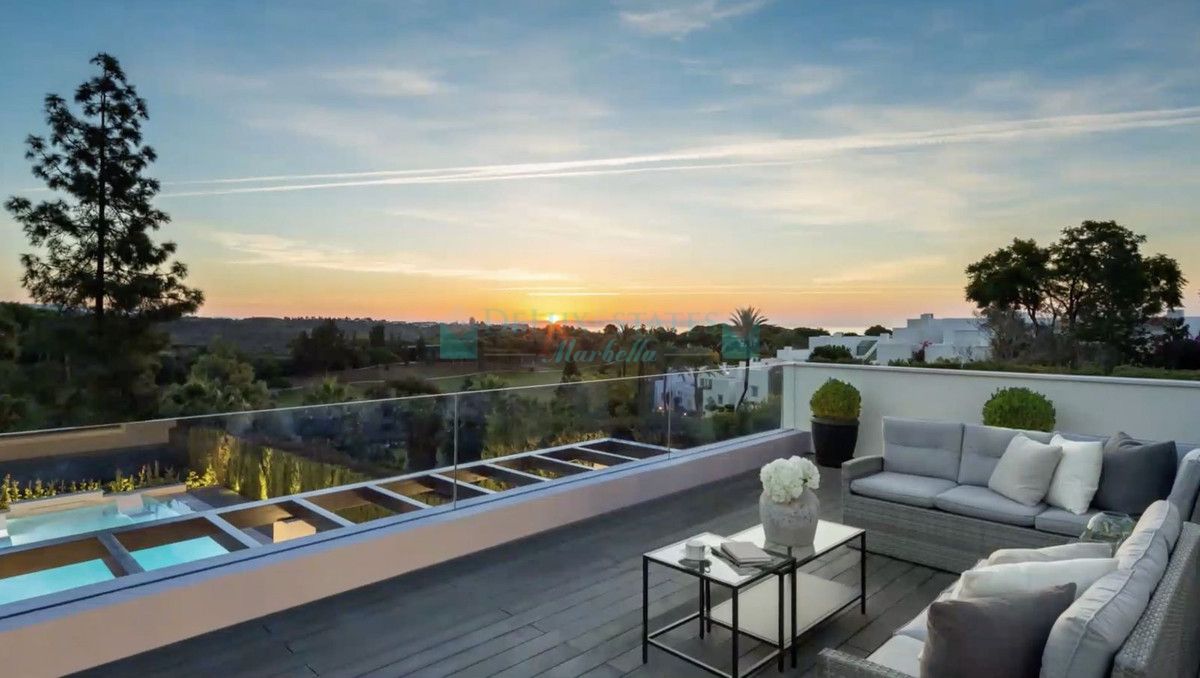 Villa for sale in Aloha, Nueva Andalucia