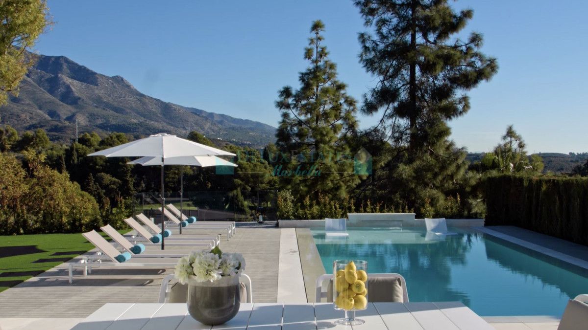 Villa for sale in Aloha, Nueva Andalucia