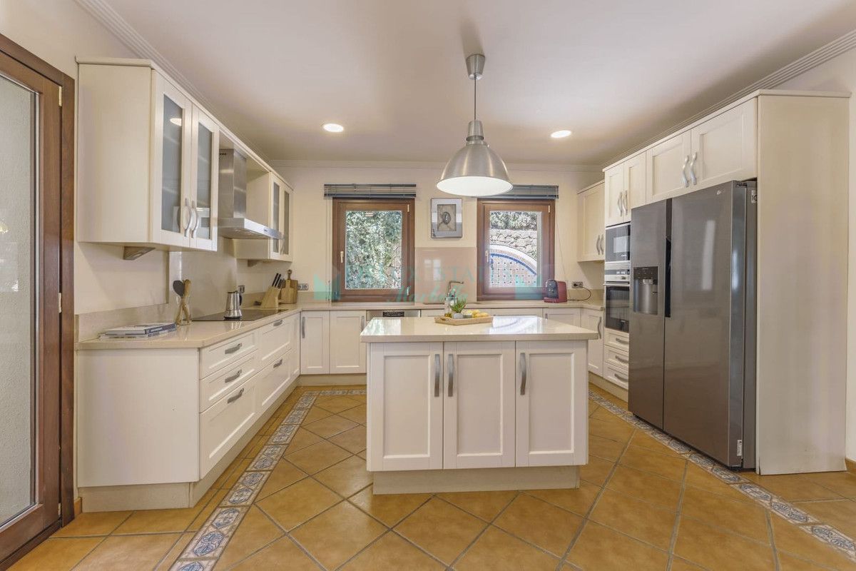 Villa for sale in Nueva Andalucia