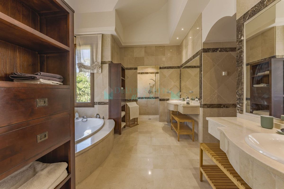 Villa for sale in Nueva Andalucia