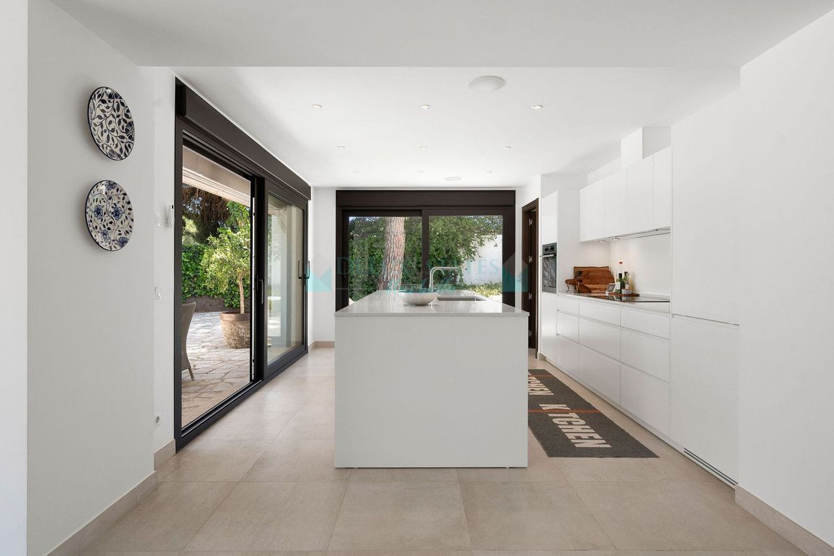 Villa for sale in Nueva Andalucia