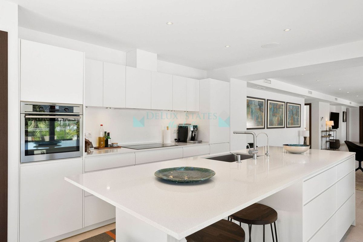 Villa for sale in Nueva Andalucia