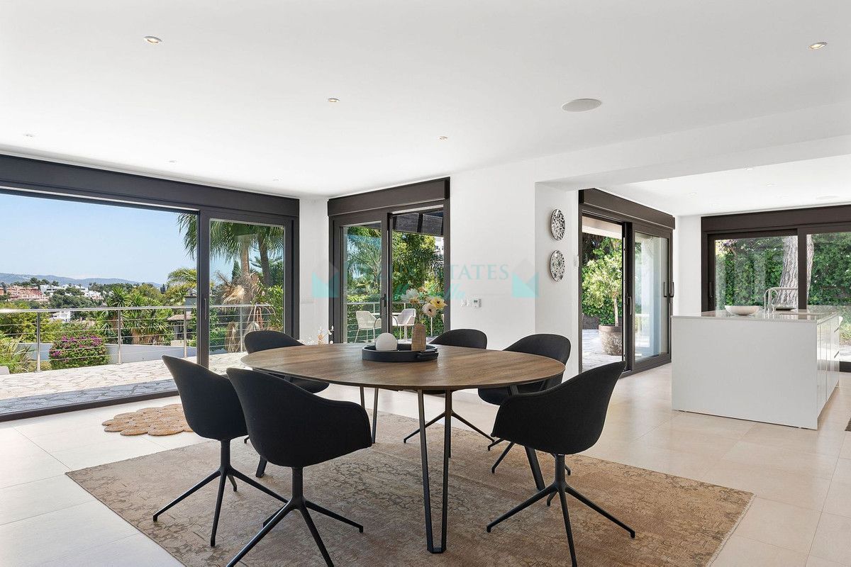 Villa for sale in Nueva Andalucia