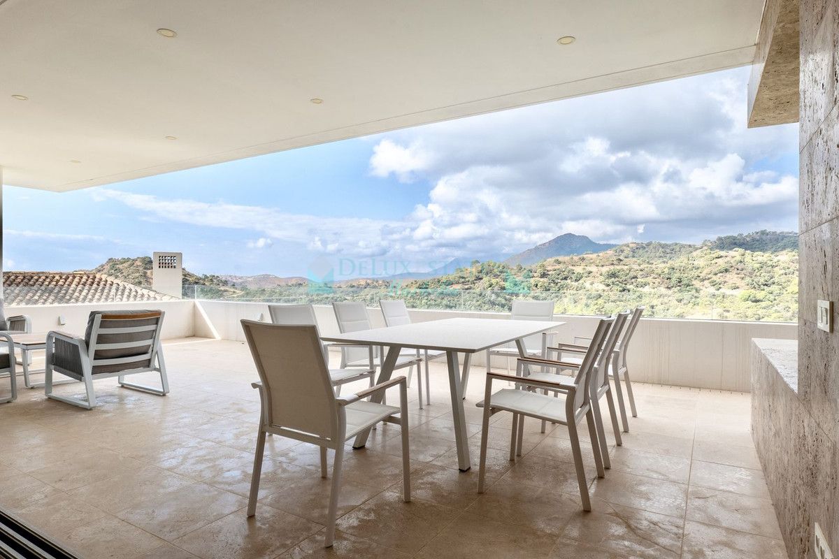 Villa for sale in Los Arqueros, Benahavis