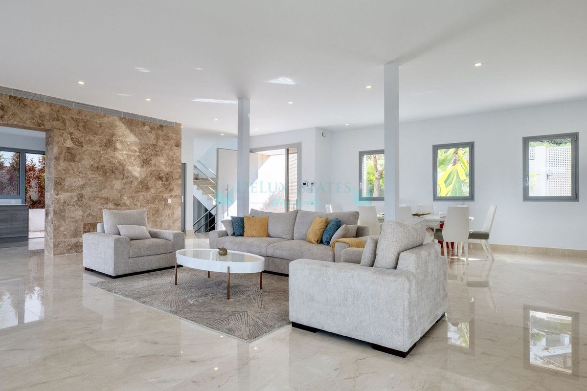 Villa for sale in Los Arqueros, Benahavis