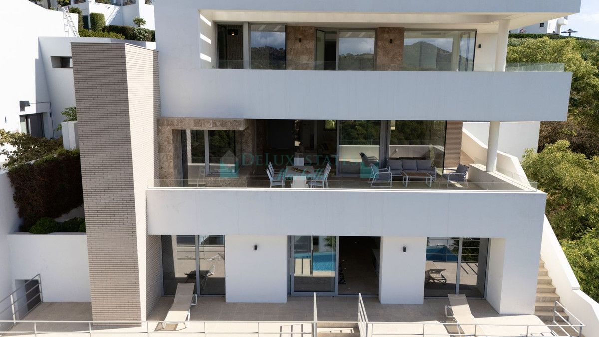 Villa for sale in Los Arqueros, Benahavis