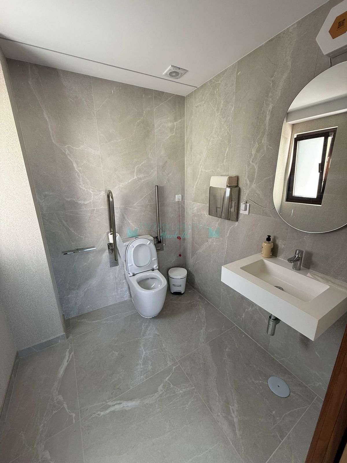 Bar for sale in Estepona