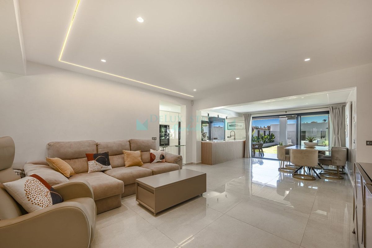 Villa for sale in New Golden Mile, Estepona