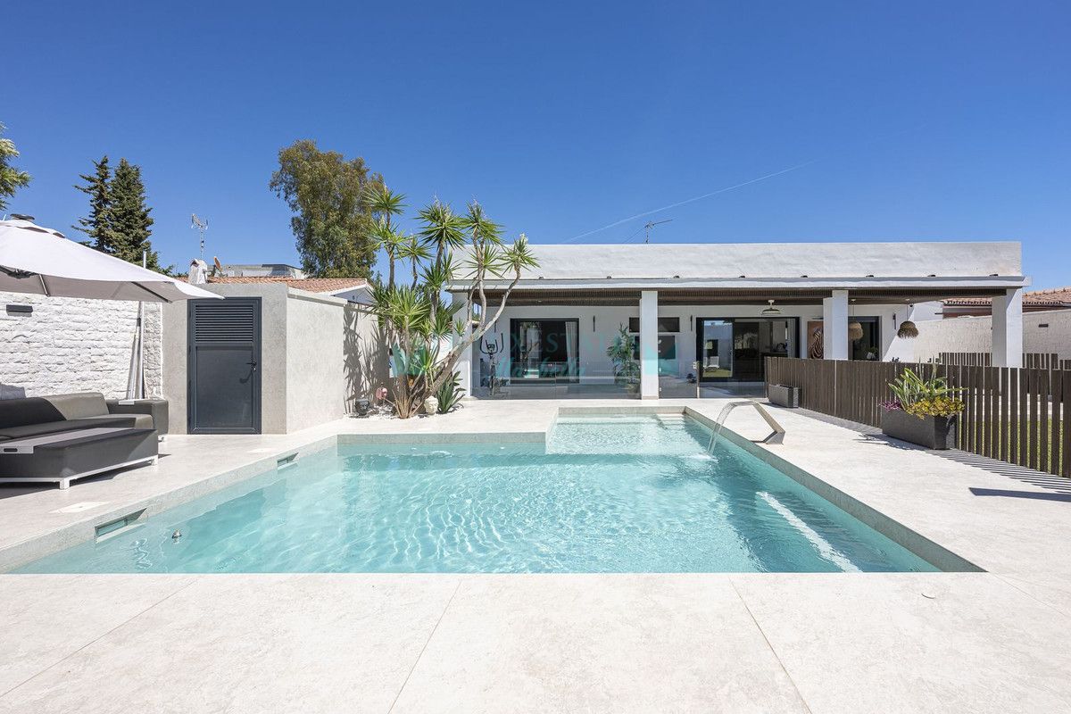 Villa for sale in New Golden Mile, Estepona