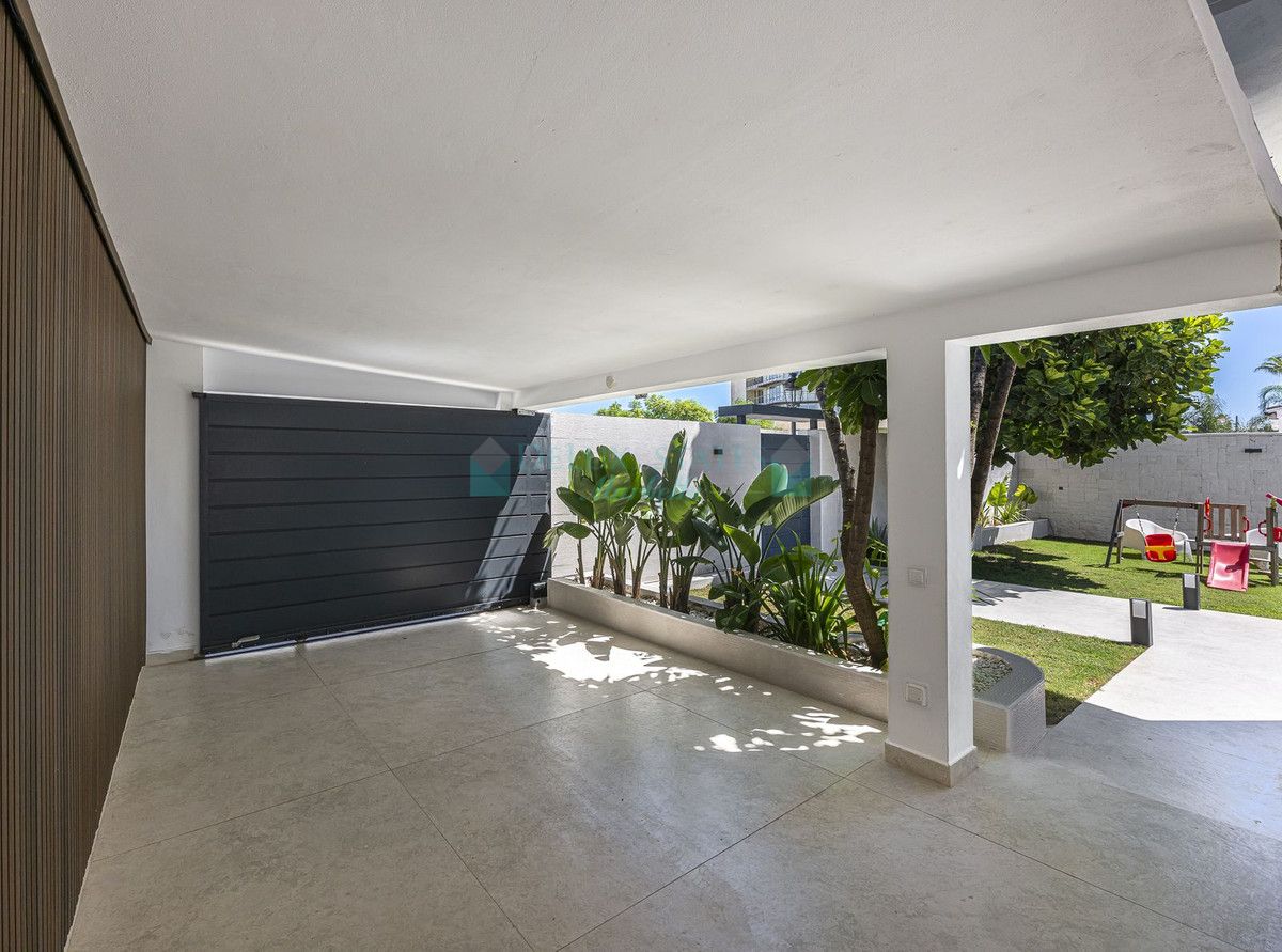 Villa for sale in New Golden Mile, Estepona