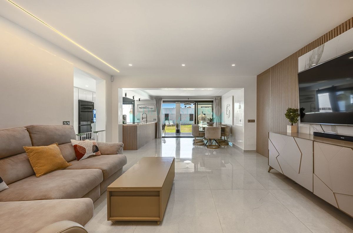 Villa for sale in New Golden Mile, Estepona