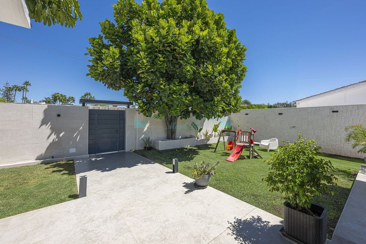 Villa for sale in New Golden Mile, Estepona