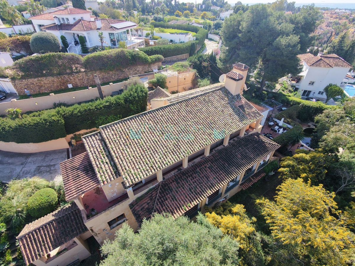 Villa for sale in Atalaya, Estepona