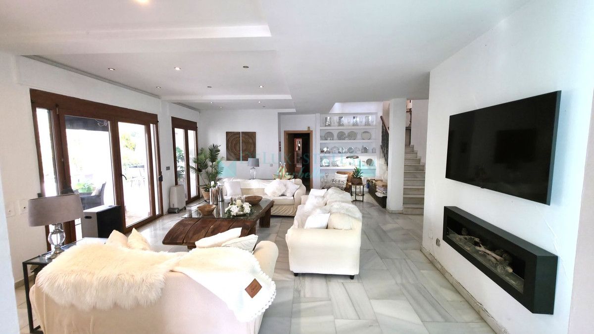 Villa for sale in Atalaya, Estepona