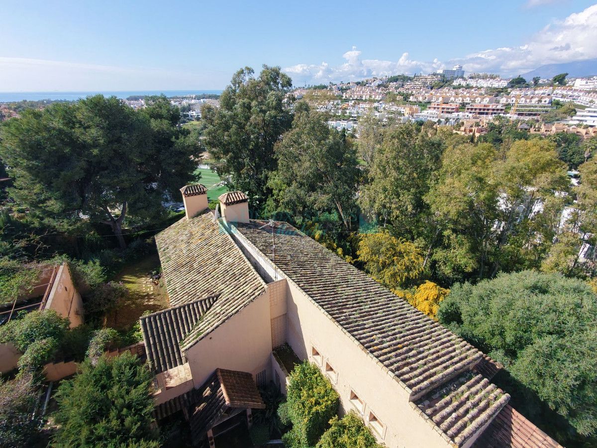 Villa for sale in Atalaya, Estepona