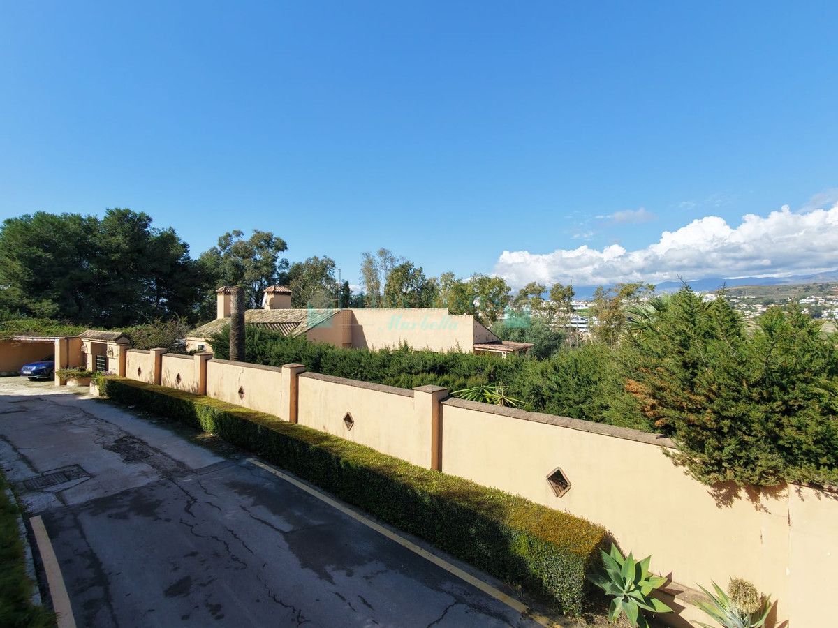 Villa for sale in Atalaya, Estepona