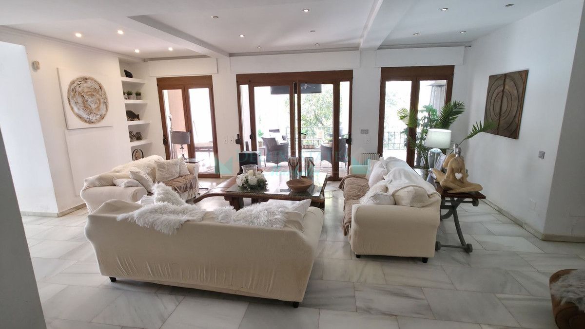 Villa for sale in Atalaya, Estepona