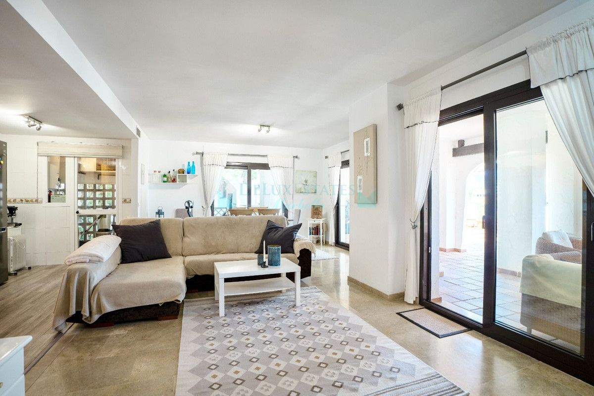 Penthouse for sale in Rio Real, Marbella East