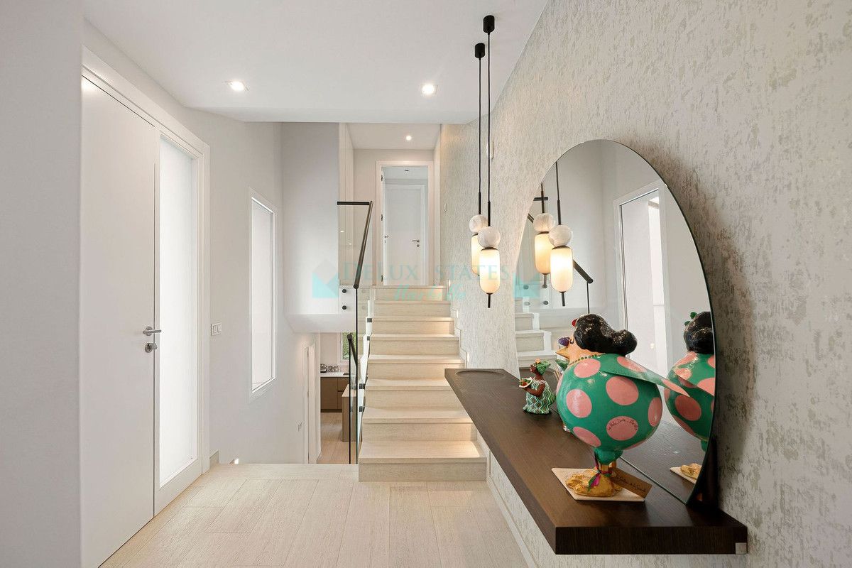 Villa for sale in Nueva Andalucia