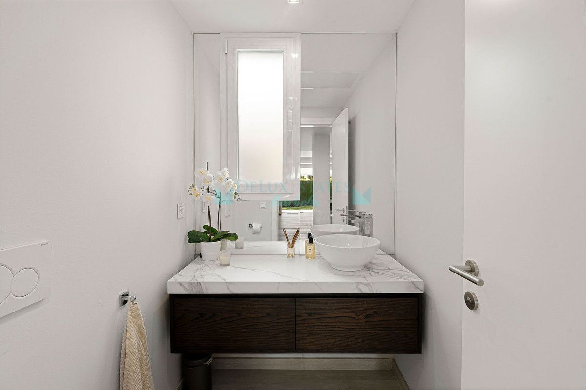 Villa for sale in Nueva Andalucia