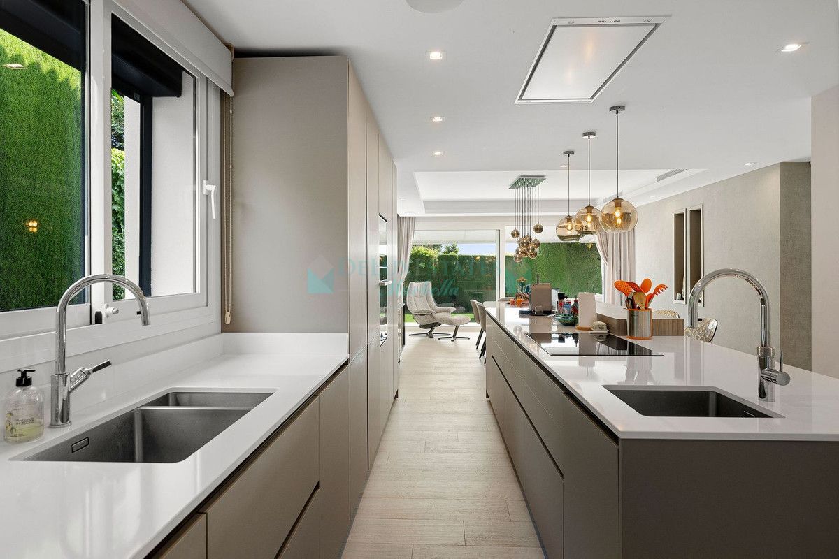 Villa for sale in Nueva Andalucia