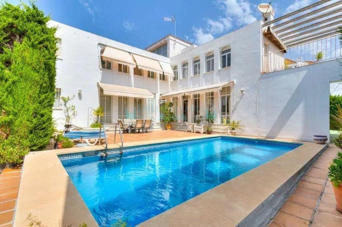 Villa for sale in Nueva Andalucia