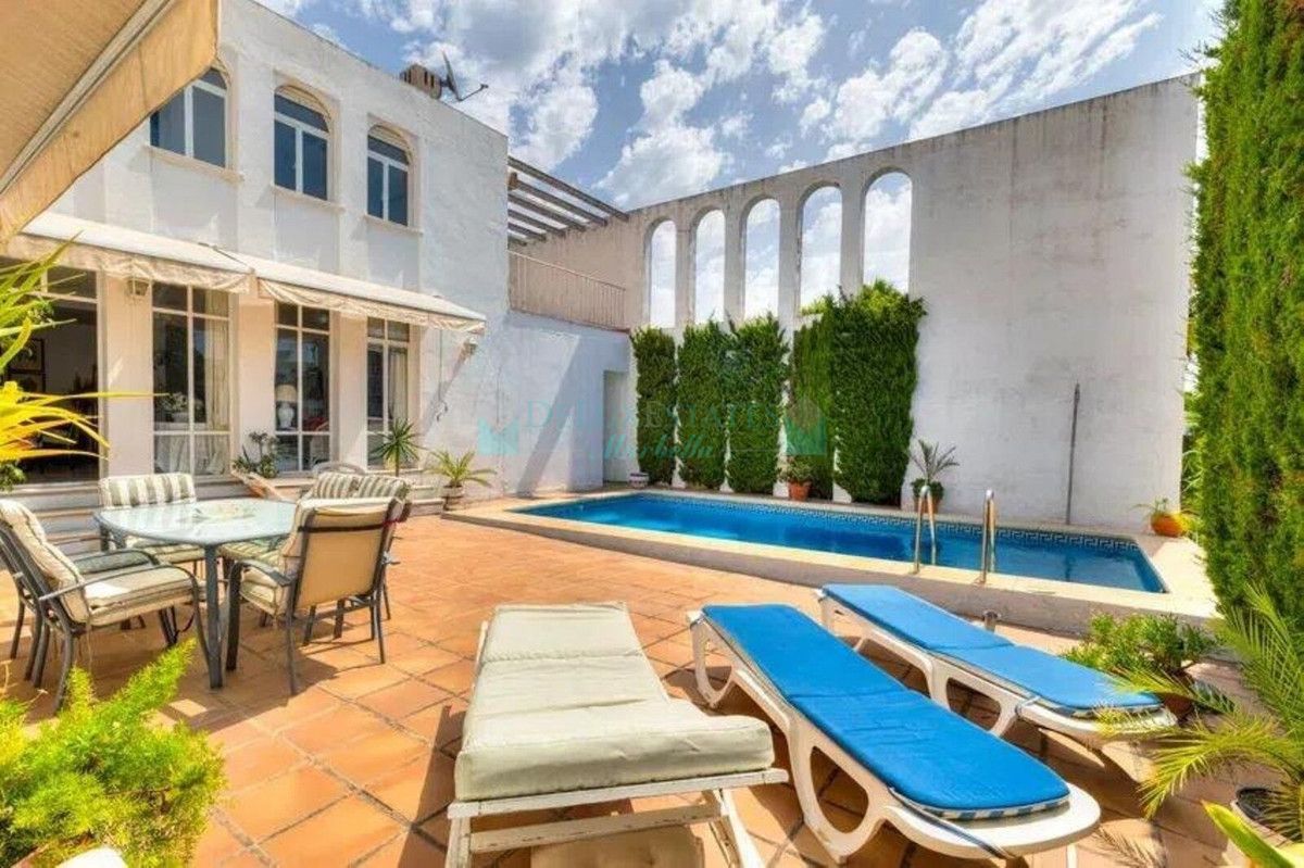 Villa for sale in Nueva Andalucia