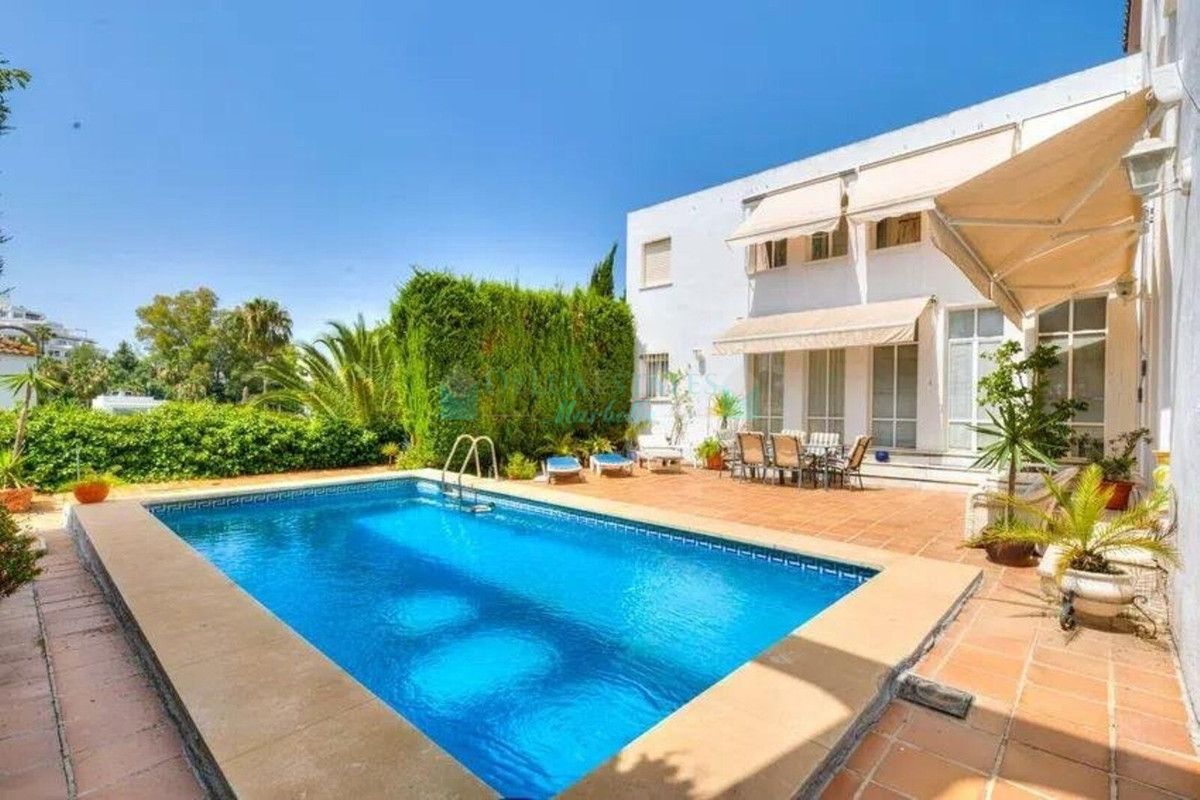 Villa for sale in Nueva Andalucia