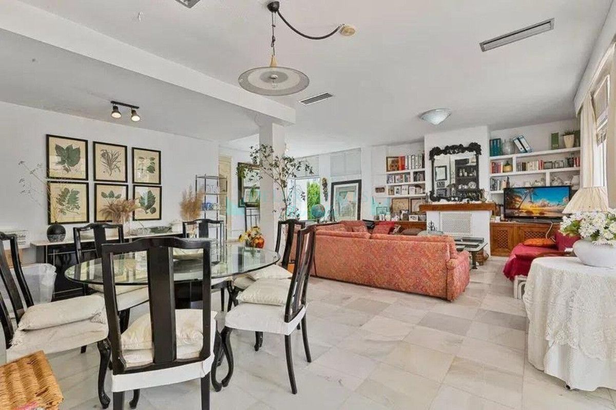 Villa for sale in Nueva Andalucia