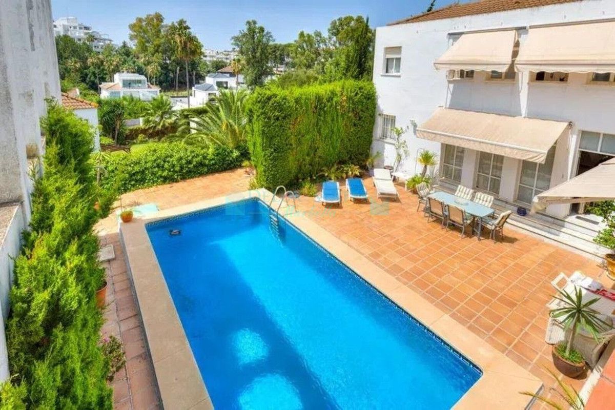 Villa for sale in Nueva Andalucia