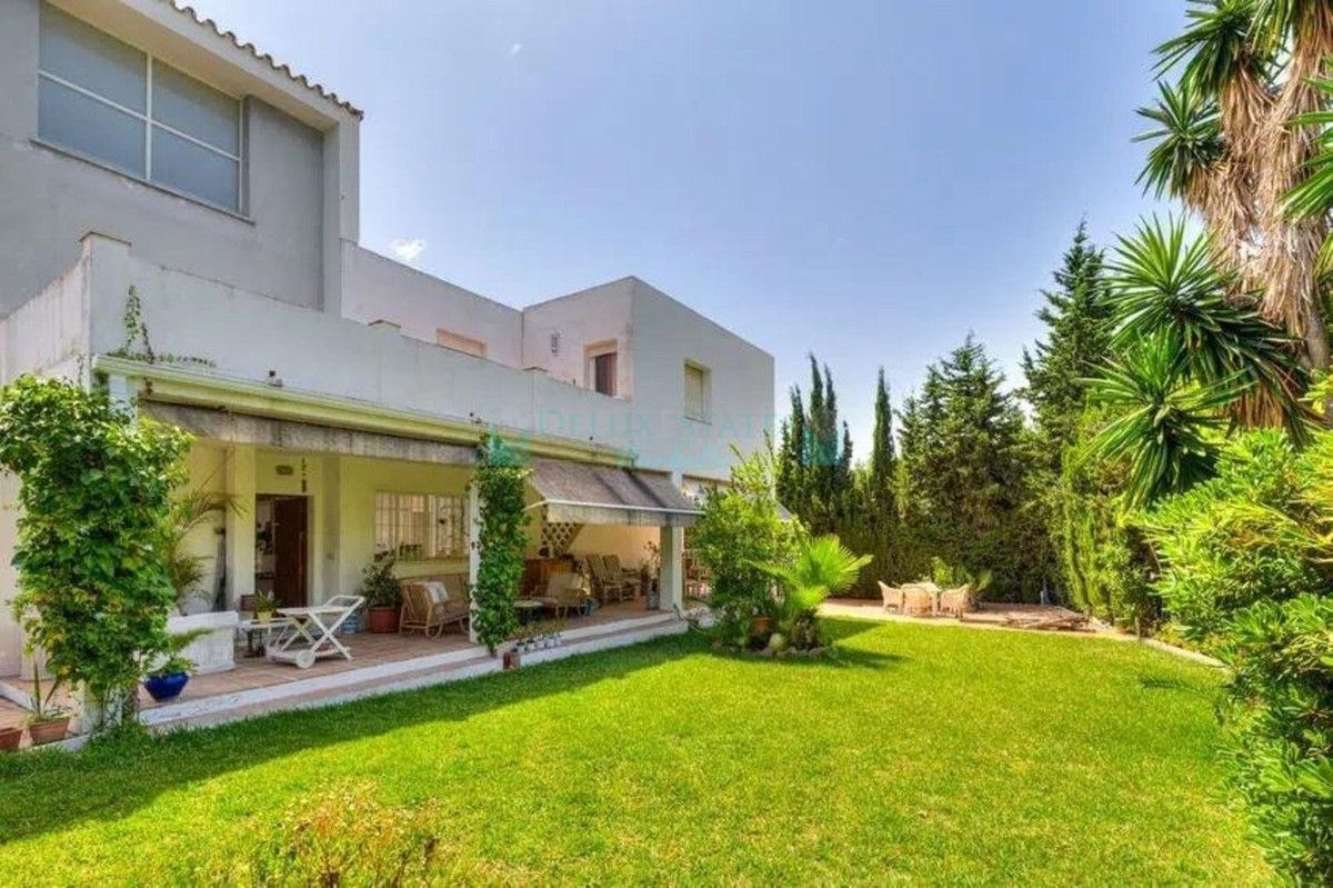 Villa for sale in Nueva Andalucia