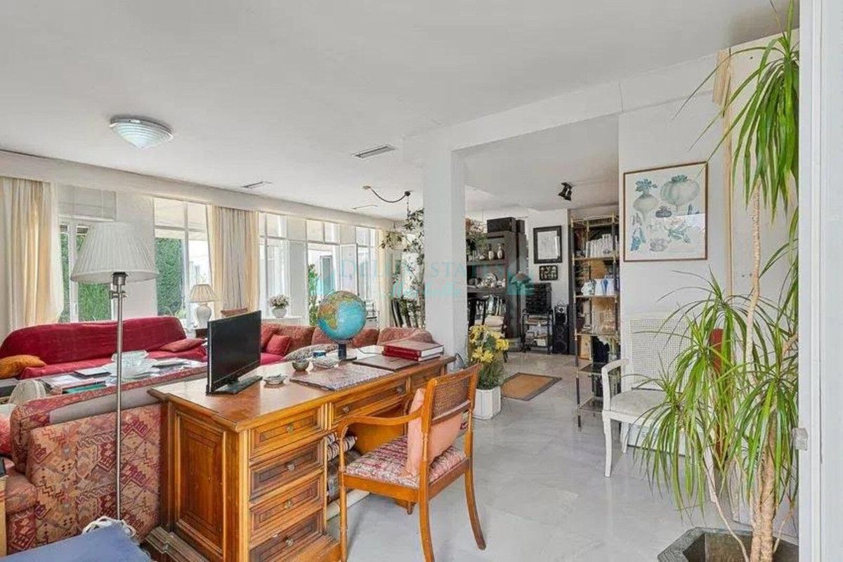 Villa for sale in Nueva Andalucia