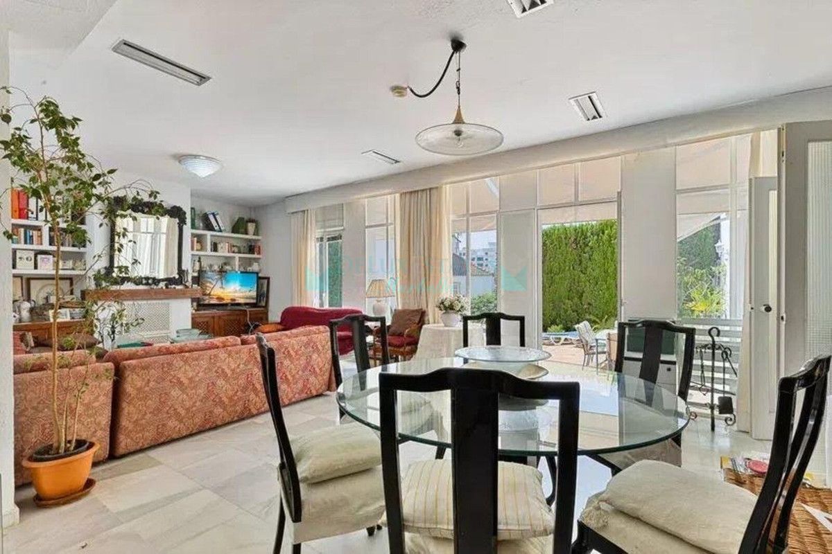 Villa for sale in Nueva Andalucia