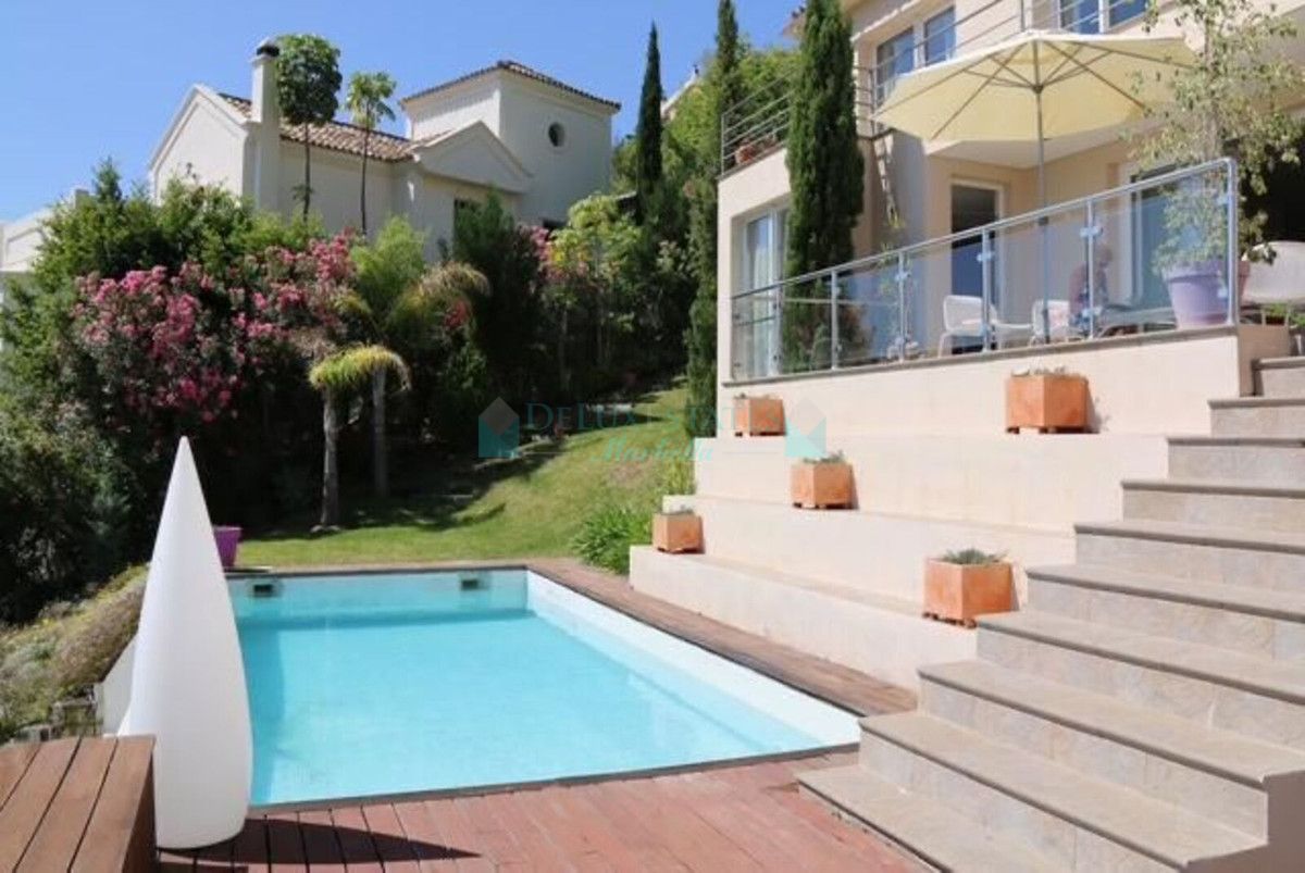 Villa for sale in Los Arqueros, Benahavis