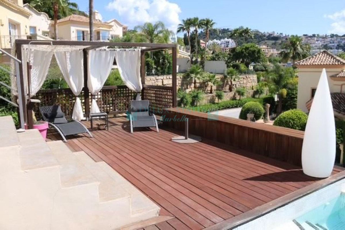 Villa for sale in Los Arqueros, Benahavis