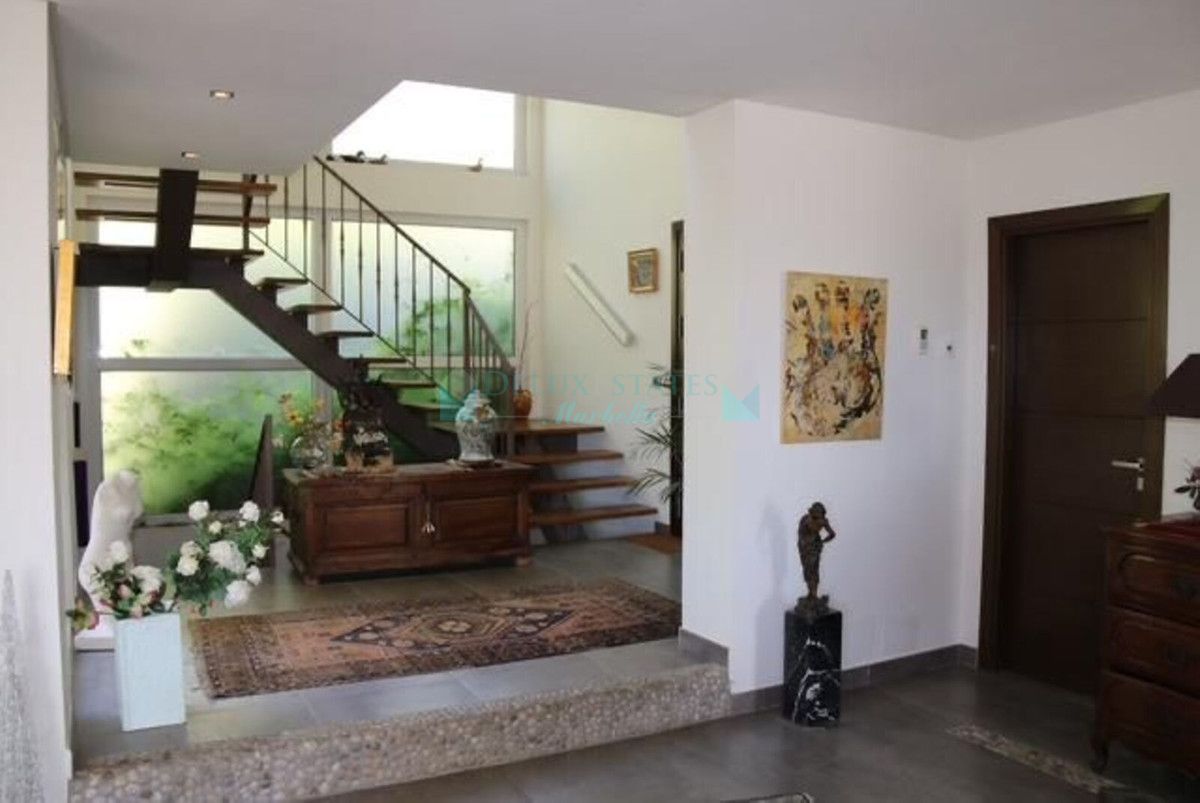 Villa for sale in Los Arqueros, Benahavis