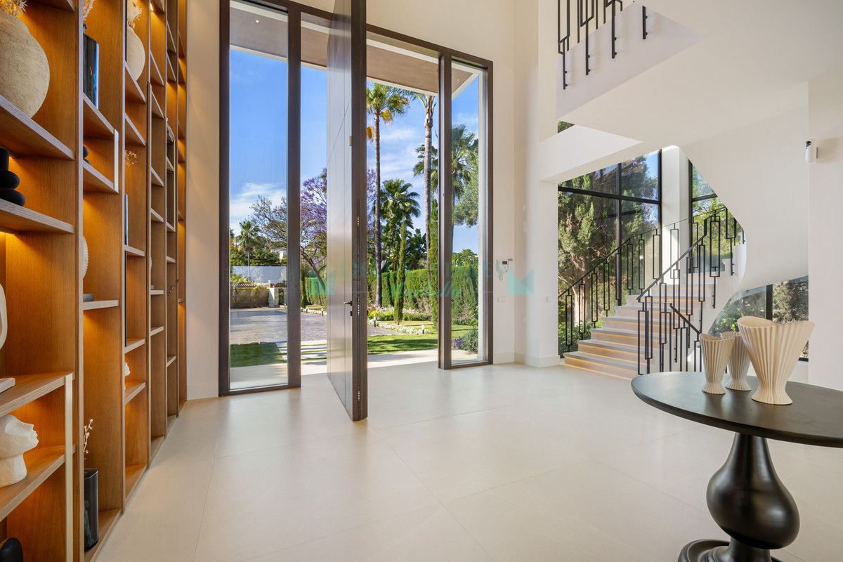 Villa for sale in Nueva Andalucia