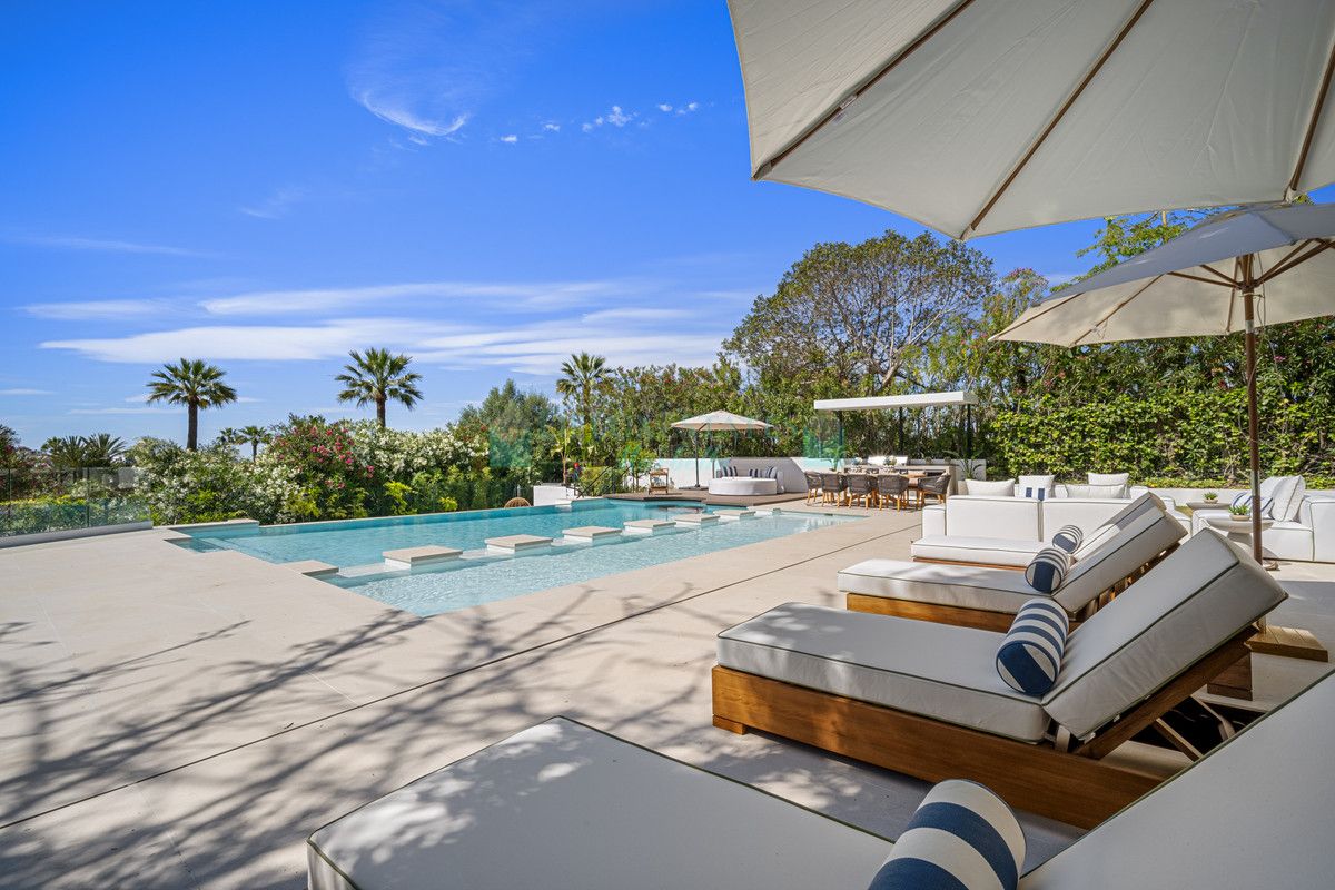 Villa for sale in Nueva Andalucia