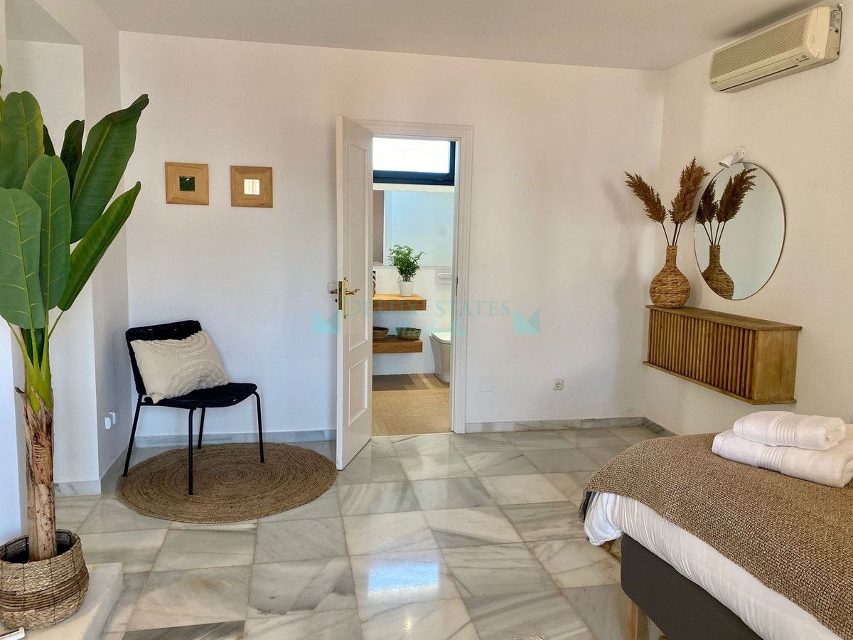 Villa for sale in Nueva Andalucia