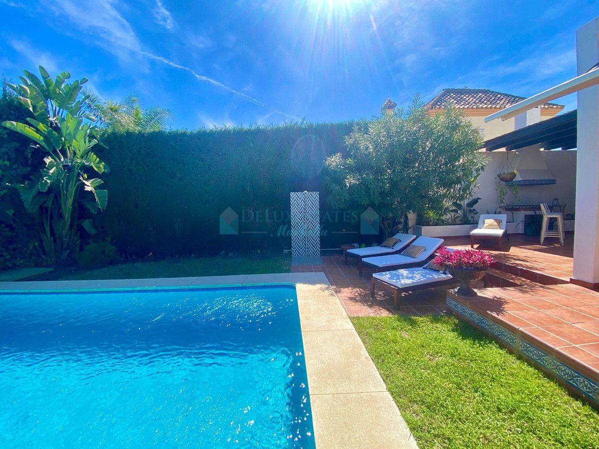 Villa for sale in Nueva Andalucia