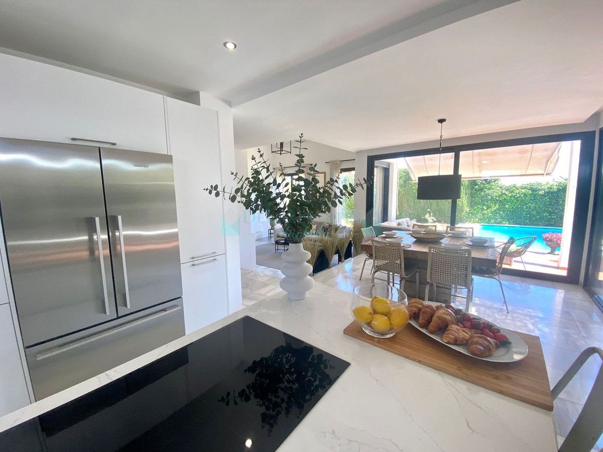 Villa for sale in Nueva Andalucia