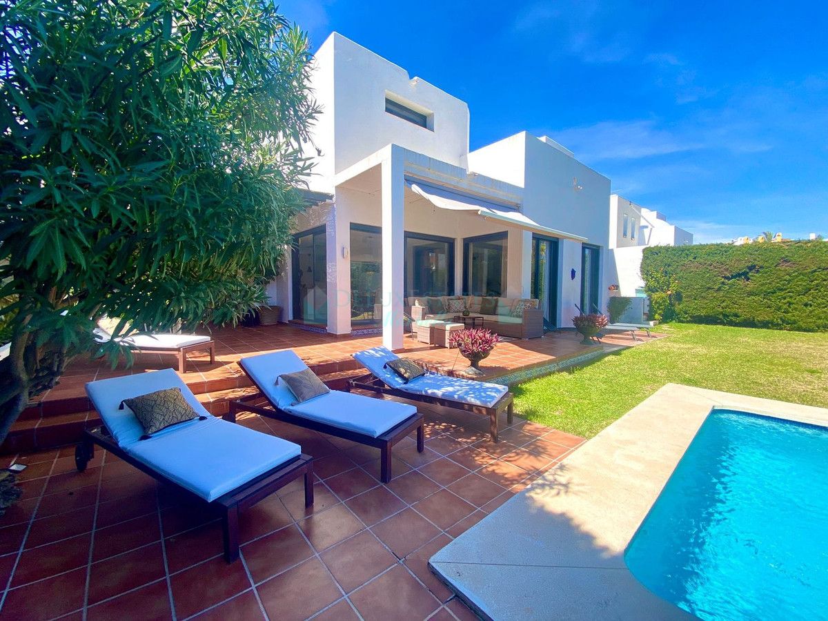 Villa for sale in Nueva Andalucia
