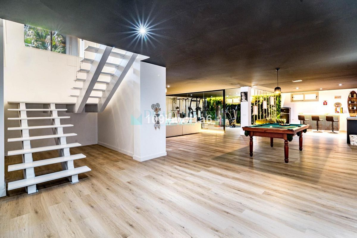 Villa for rent in Rio Real, Marbella East