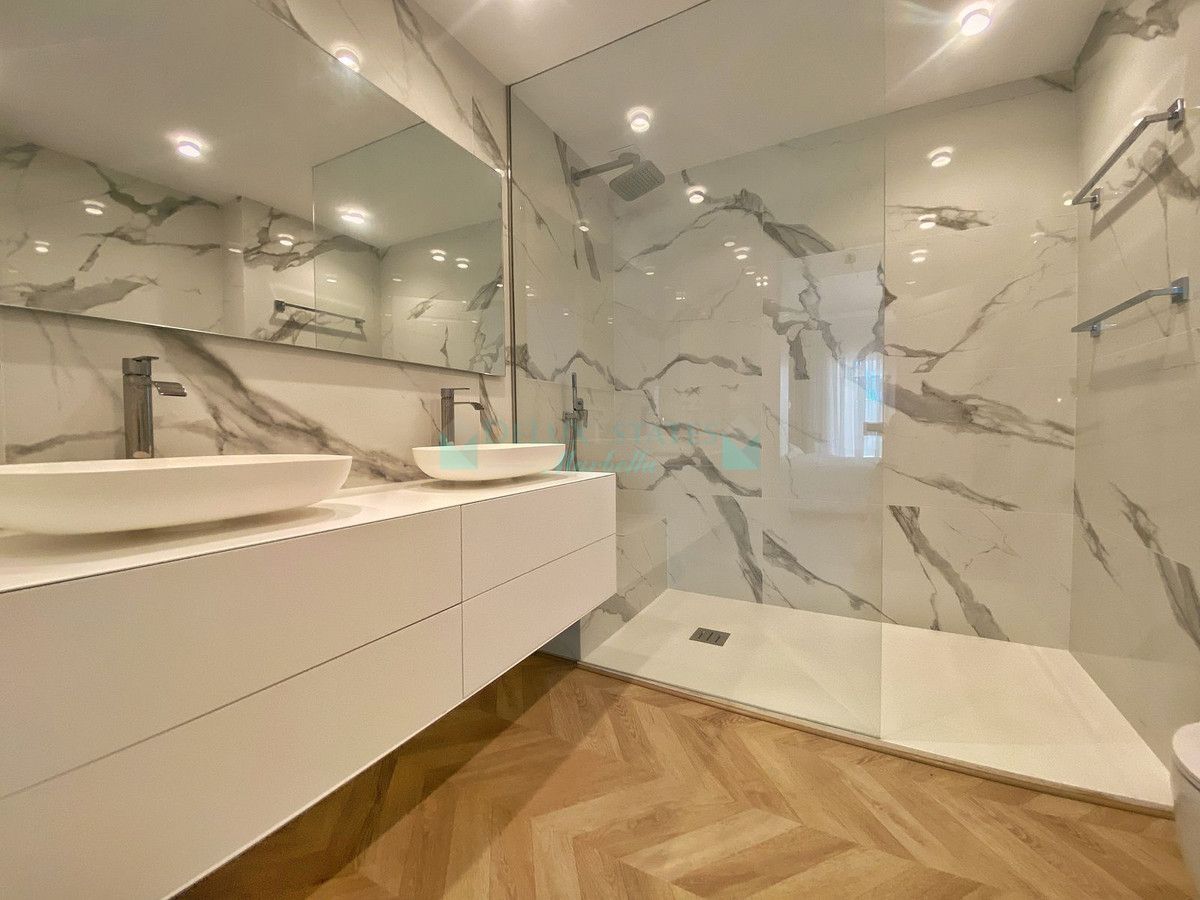 Ground Floor Apartment for sale in New Golden Mile, Estepona