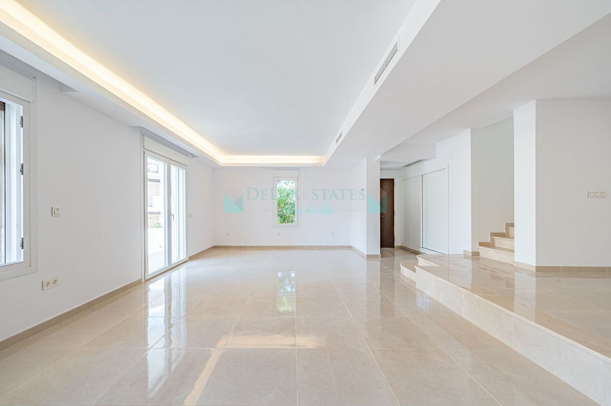 Town House for sale in Nueva Andalucia