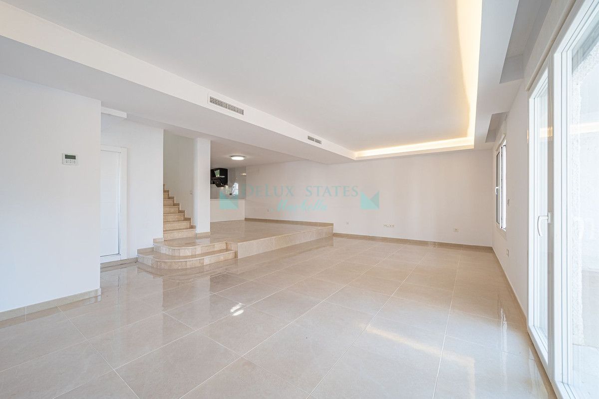 Town House for sale in Nueva Andalucia