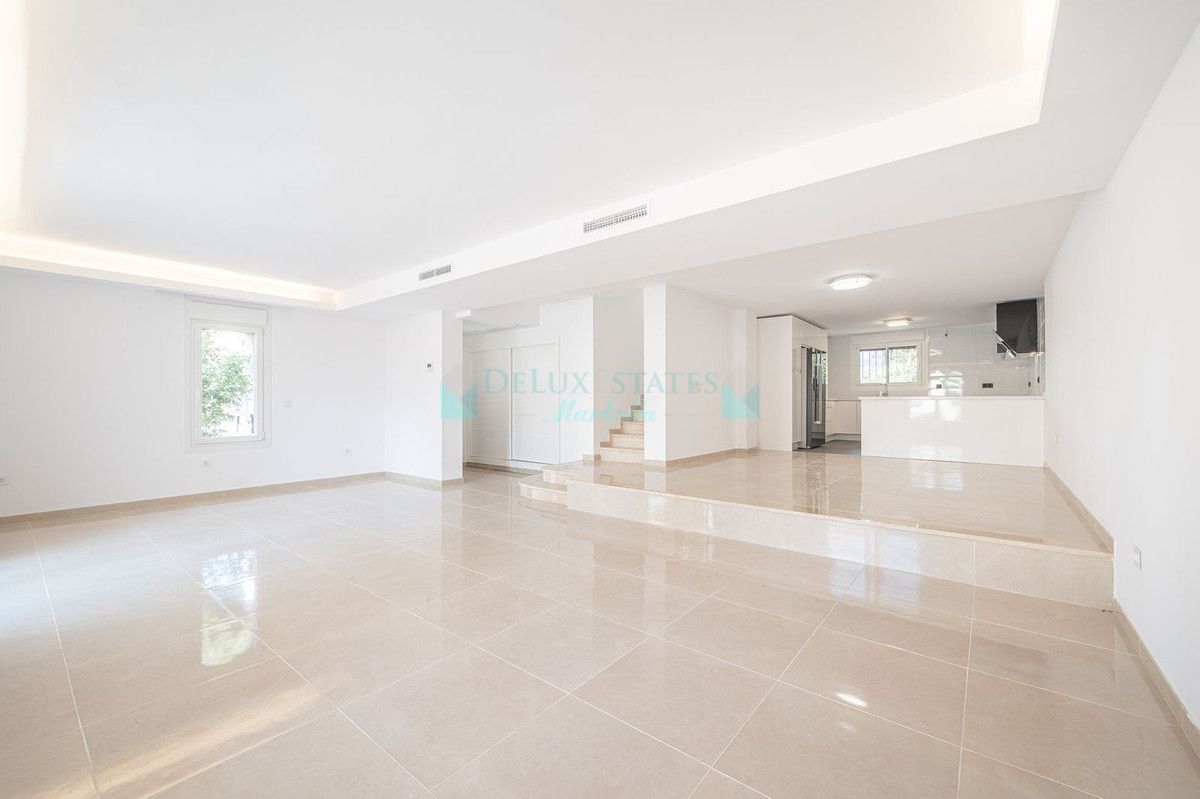 Town House for sale in Nueva Andalucia